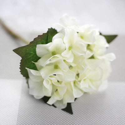 Cette image montre un bouquet d'hortensia artificiel de couleur blanc. Cette image montre une fleur artificielle pour cimetière