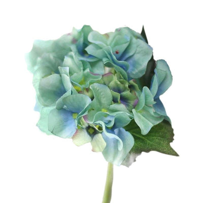 Cette image montre un bouquet d'hortensia artificiel de couleur bleu. Cette image montre une fleur artificielle pour cimetière
