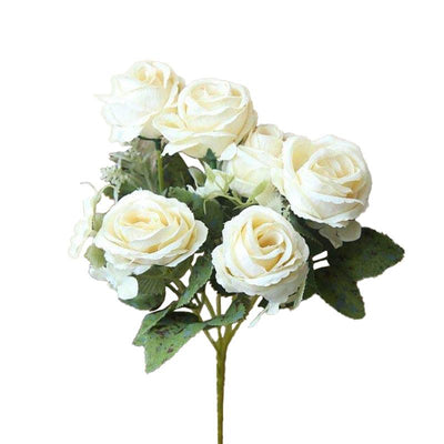 Cette image montre un bouquet champêtre de roses artificielles de couleur blanc