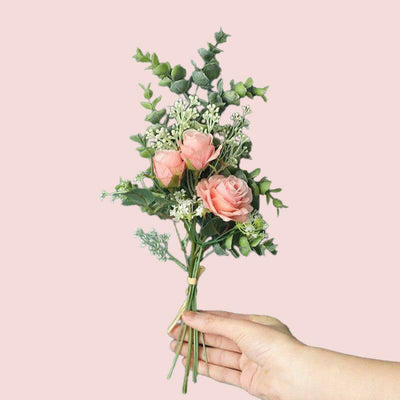 Cette image montre un bouquet garni de roses artificielles de couleur rose