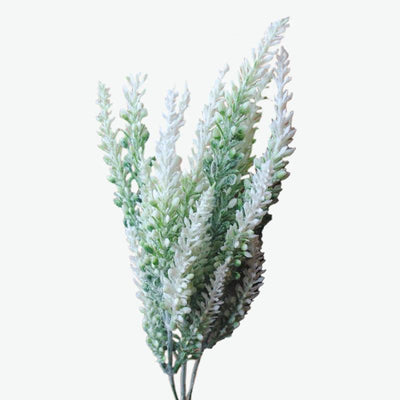 Cette image montre une fleur artificielle de lavande de couleur blanche