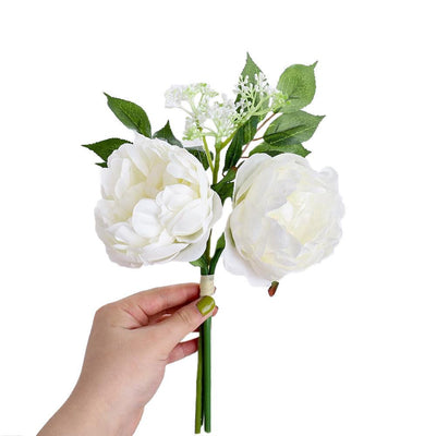 Cette image montre un bouquet luxueux de pivoines artificielles de couleur blanche