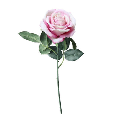 Cette image montre une rose artificielle haut de gamme extrêmement réaliste d'une taille de  30 cm. La fausse rose est de couleur rose et violet