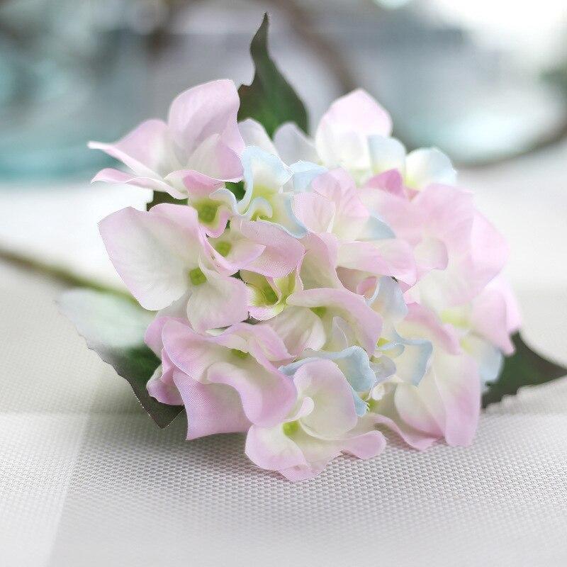 Cette image montre une fleur d'hortensia artificiel pour cimetière de couleur blanche et violette