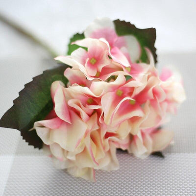 Cette image montre une fleur d'hortensia artificiel pour cimetière de couleur blanche et rose 