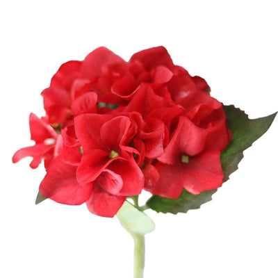 Cette image montre un bouquet d'hortensia artificiel de couleur rouge. Cette image montre une fleur artificielle pour cimetière