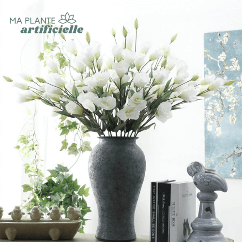 Cette image montre une fleur artificielle blanche de lisianthus que l'on peut acheter sur la boutique de plantes artificielles et de fleurs artificielles ma plante artificielle. Fleur artificielle cimetière.