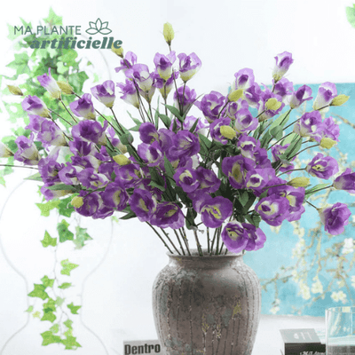 Cette image montre une fleur artificielle violette de lisianthus que l'on peut acheter sur la boutique de plantes artificielles et de fleurs artificielles ma plante artificielle. Fleur artificielle cimetière.