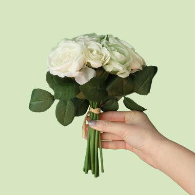 Cette image montre un bouquet de roses artificielles de couleur vertes et blanches