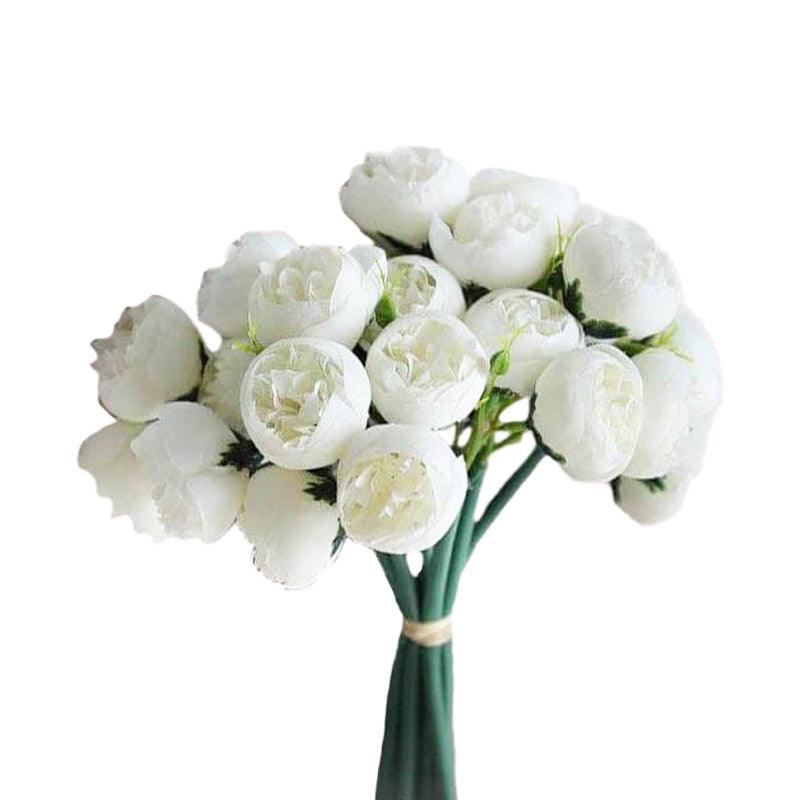 Cette image montre un bouquet de pivoines artificielles de couleur blanche