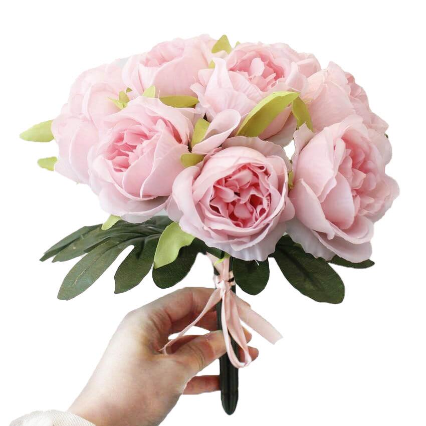 Cette image montre un bouquet de roses artificielles. Ces roses artificielles sont de couleur rose