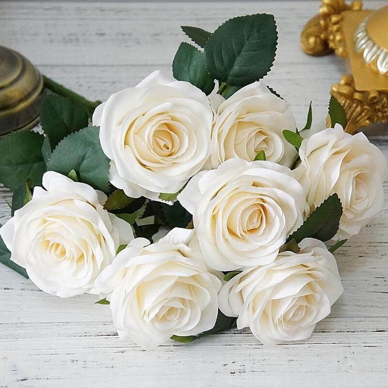 Cette image montre une rose artificielle luxueuse extrêmement réaliste d'une taille de 45 cm. La fausse rose est de couleur crème.