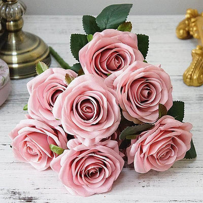 Cette image montre une rose artificielle luxueuse extrêmement réaliste d'une taille de 45 cm. La fausse rose est de couleur rose..