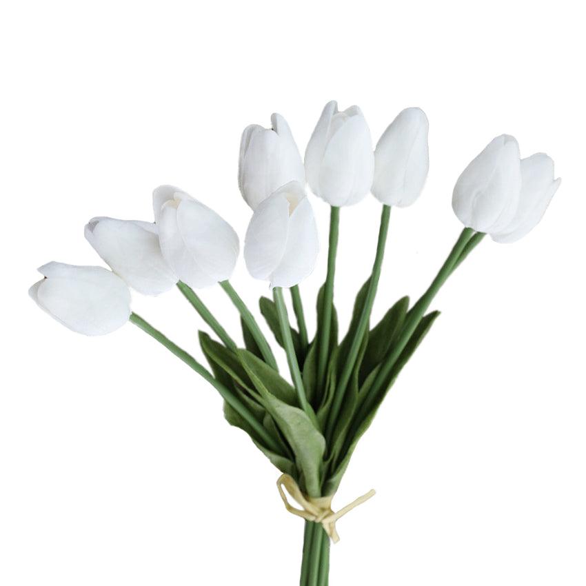 Cette image montre un bouquet de fausses tulipes. Les tulipes synthétiques sont blanches.Ces fleurs artificielles conviennent parfaitement pour l'extérieur.
