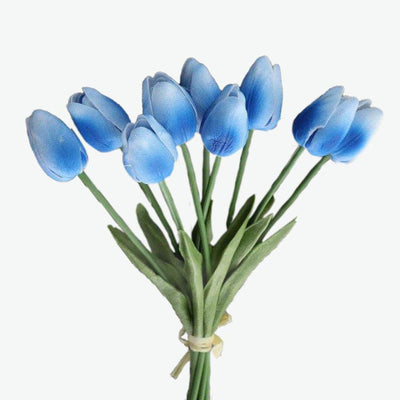 Cette image montre un bouquet de fausses tulipes. Les tulipes synthétiques sont bleues. Ces fleurs artificielles conviennent parfaitement pour l'extérieur.