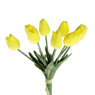 Cette image montre un bouquet de fausses tulipes. Les tulipes synthétiques sont jaunes. Ces fleurs artificielles conviennent parfaitement pour l'extérieur.