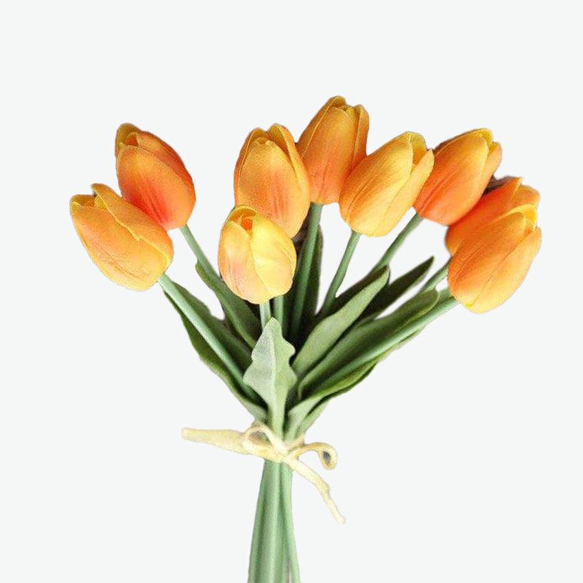 Cette image montre un bouquet de fausses tulipes. Les tulipes synthétiques sont oranges. Ces fleurs artificielles conviennent parfaitement pour l'extérieur.