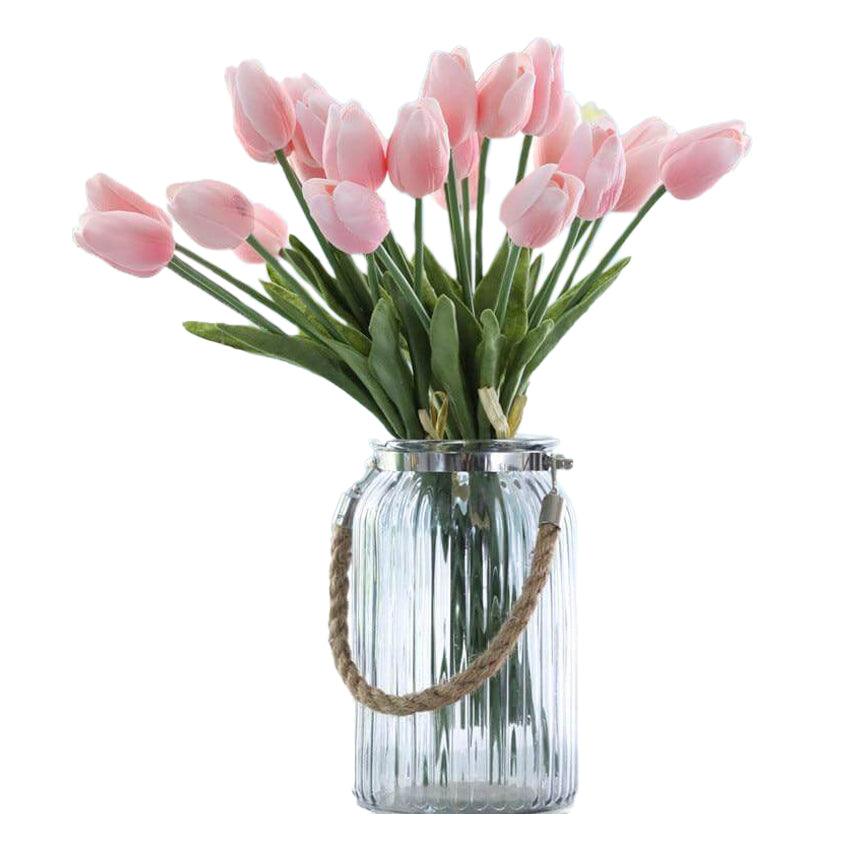 Cette image montre un bouquet de fausses tulipes. Les tulipes synthétiques sont rose. Ces fleurs artificielles conviennent parfaitement pour l'extérieur.