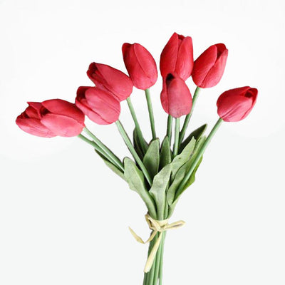 Cette image montre un bouquet de fausses tulipes. Les tulipes synthétiques sont rouges. Ces fleurs artificielles conviennent parfaitement pour l'extérieur.