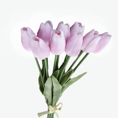 Cette image montre un bouquet de fausses tulipes. Les tulipes synthétiques sont violettes. Ces fleurs artificielles conviennent parfaitement pour l'extérieur.
