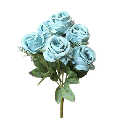 Cette image montre un bouquet champêtre de roses artificielles de couleur bleu