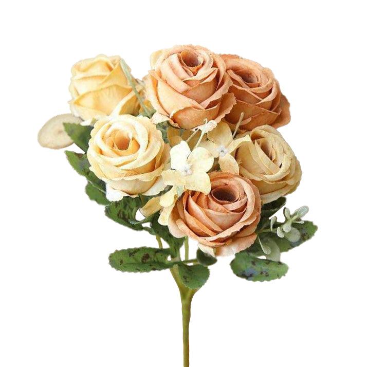 Cette image montre un bouquet champêtre de roses artificielles de couleur orange