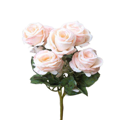 Cette image montre un bouquet champêtre de roses artificielles de couleur rose
