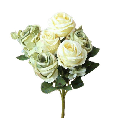 Cette image montre un bouquet champêtre de roses artificielles de couleur vert