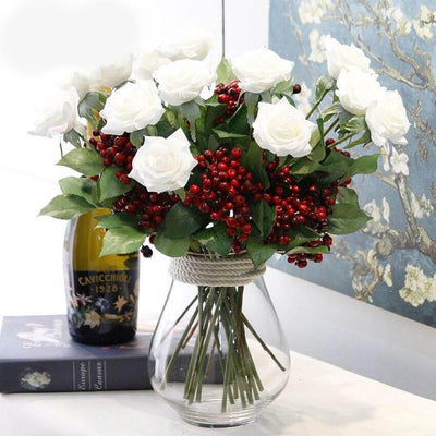 Cette image montre une décoration florale constitué de fausse fleur et de fleurs décoratives rouges