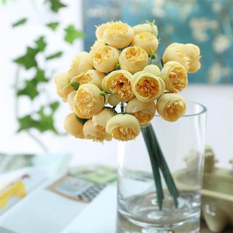 Cette image montre un bouquet de pivoines artificielles de couleur jaune