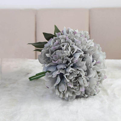 Cette image montre un bouquet de pivoines artificielles de couleur bleu gris