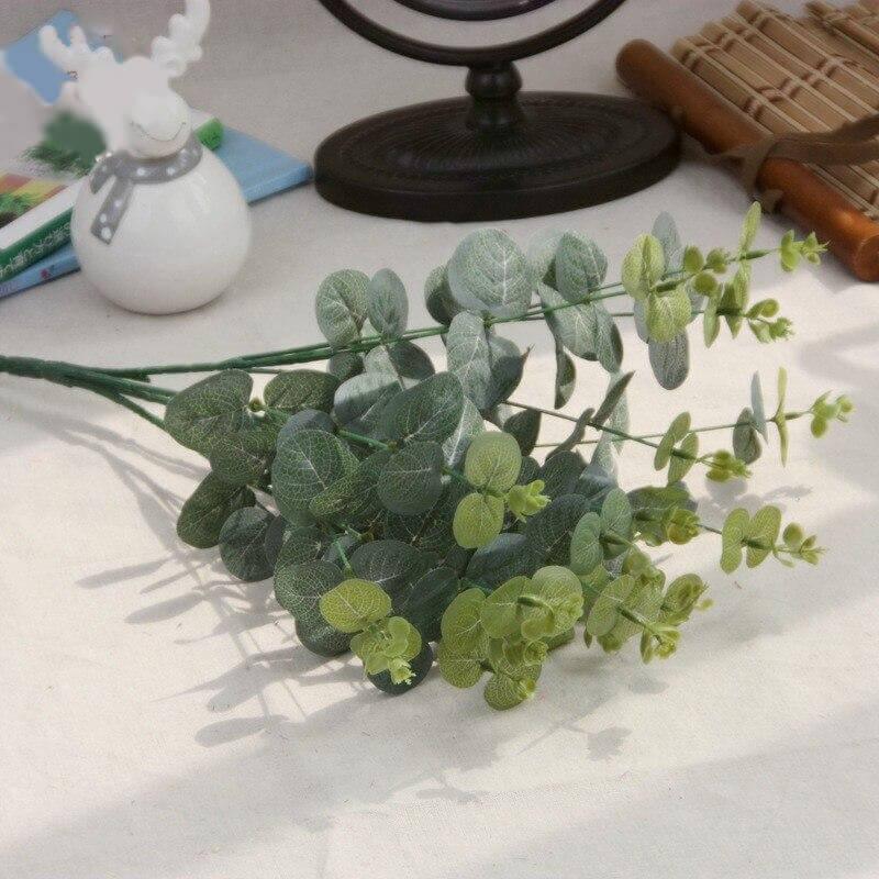 Cette image montre un bouquet de plante verte artificielle