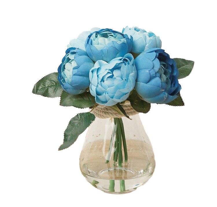 Cette image montre un bouquet de roses artificielles de couleur bleu