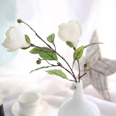 Cette image montre une fleur artificielle blanche. cette fausse fleur est une magnolia. Fleur artificielle cimetière