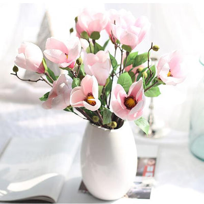 Cette image montre une fleur artificielle rose clair. cette fausse fleur est une magnolia. Fleur artificielle cimetière