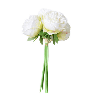 Cette photo montre un bouquet de pivoines artificielles de couleur blanche