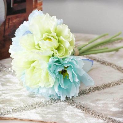 Cette image montre un bouquet de fleurs artificielles bleu