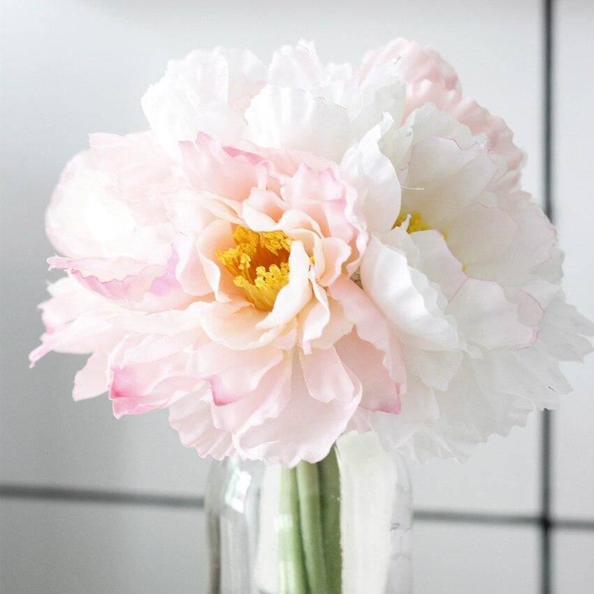 Cette image montre un bouquet de fleurs artificielles rose