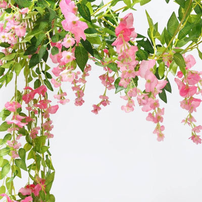 Cette image montre une guirlande de fleurs artificielles de couleur rose