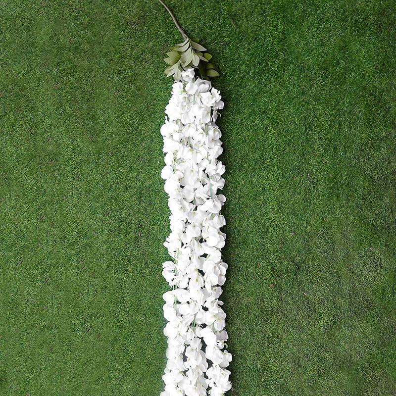 Cette image montre une guirlande de fleurs artificielles de couleur blanche