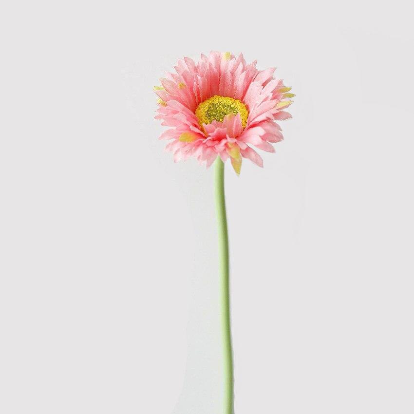 Cette image montre une marguerite artificielle rose clair. Cette fleur artificielle est pour extérieur