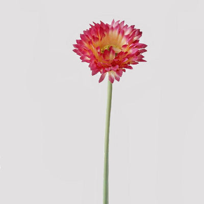 Cette image montre une marguerite artificielle rouge. Cette fleur artificielle est pour extérieur