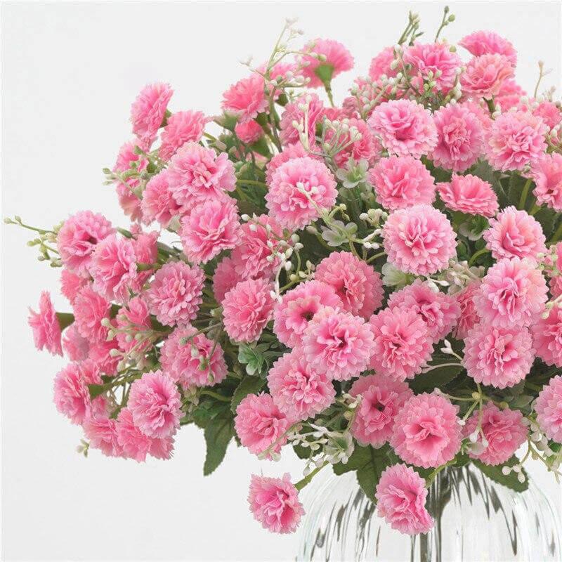 Cette image montre un bouquet d'oeillets artificiels de couleur rose