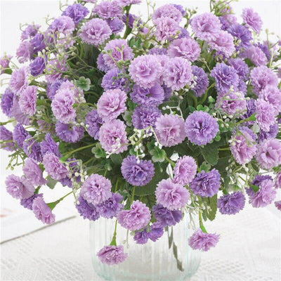 Cette image montre un bouquet d'oeillets artificiels de couleur violet