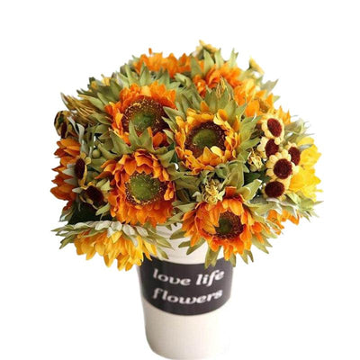 Cette photo montre un bouquet de tournesols artificiels. Cette fausse fleur est dans un vase. Fleur artificielle pour extérieur