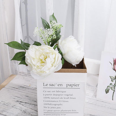 Cette image montre un bouquet luxueux de pivoines artificielles de couleur blanche