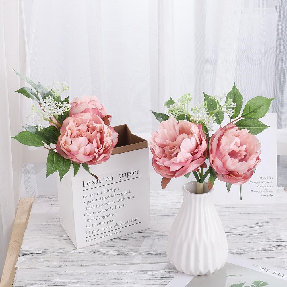 Cette image montre un bouquet luxueux de pivoines artificielles de couleur rose pâle