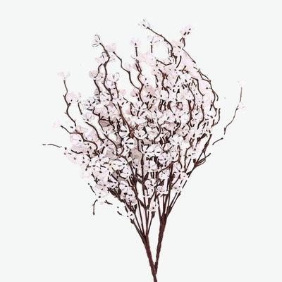 Cette image montre une fausse fleur. Cette fleur artificielle blanche est une imitation d'un prunier