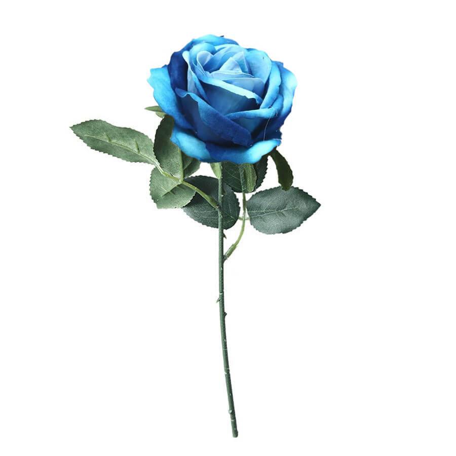 Cette image montre une rose artificielle haut de gamme extrêmement réaliste d'une taille de  30 cm. La fausse rose est de couleur bleu.