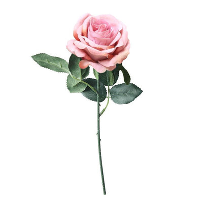 Cette image montre une rose artificielle haut de gamme extrêmement réaliste d'une taille de  30 cm. La fausse rose est de couleur rose.